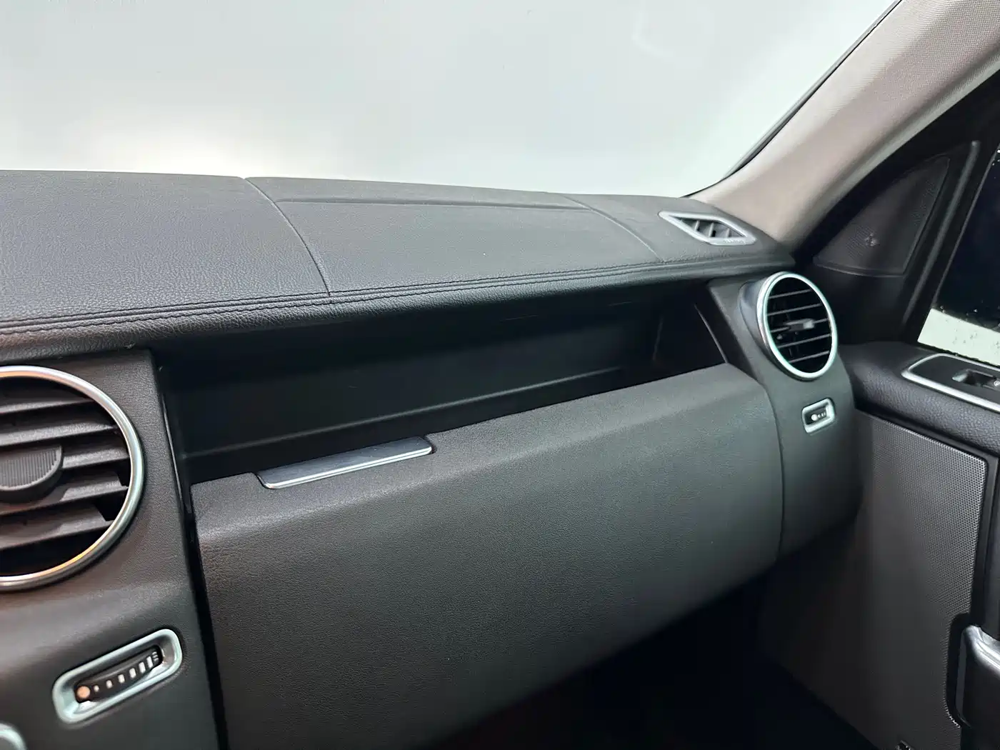 Land Rover Discovery 2015 3.0 SC V6 HSE фото 14