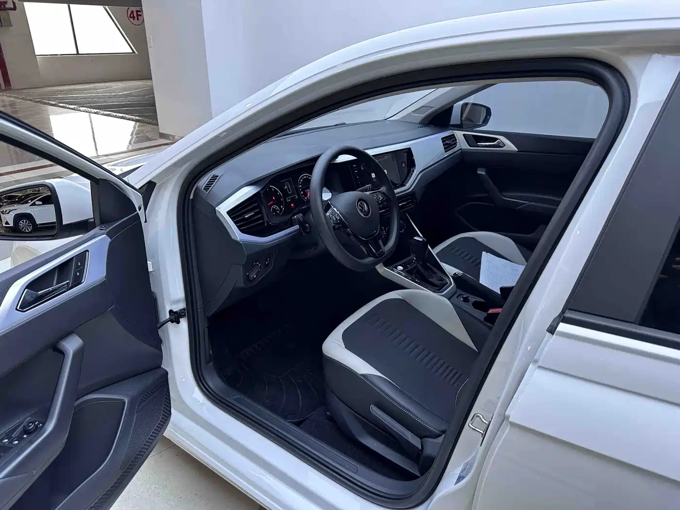 VOLKSWAGEN POLO