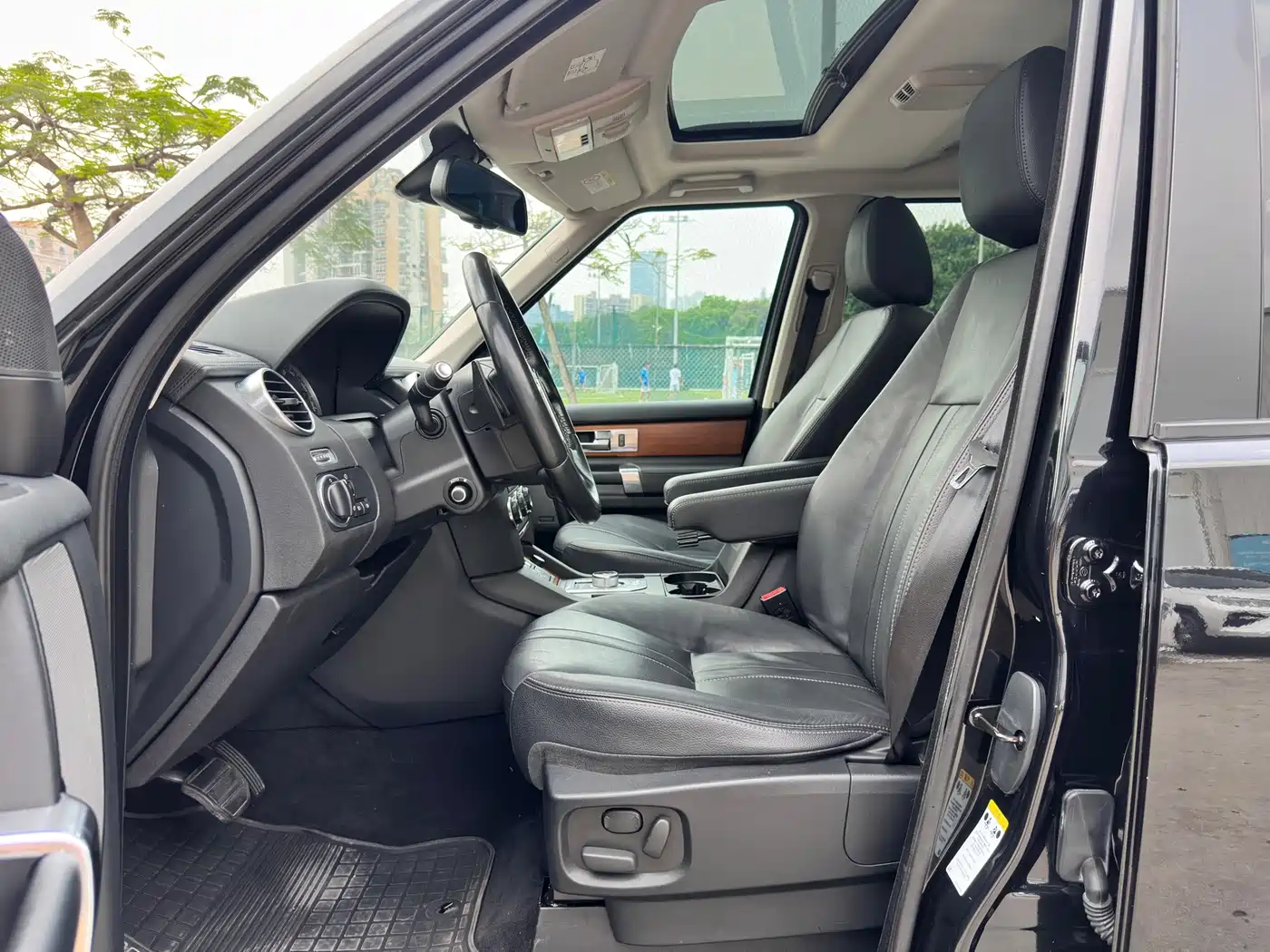 Land Rover Discovery 2015 3.0 SDV6 HSE Diesel фото 8