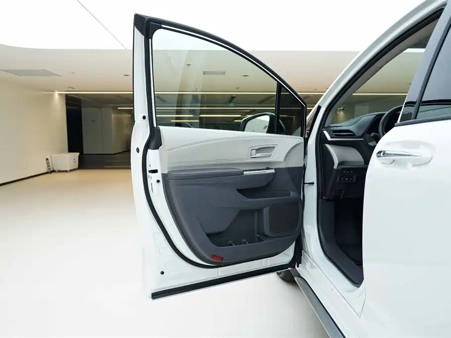 Toyota Granvia 2024 2.5L Hybrid Comfort фото 17