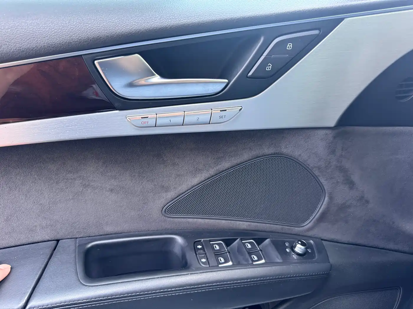 Audi A8 2011 A8L 3.0 TFSI quattro Luxury (213kW) фото 26
