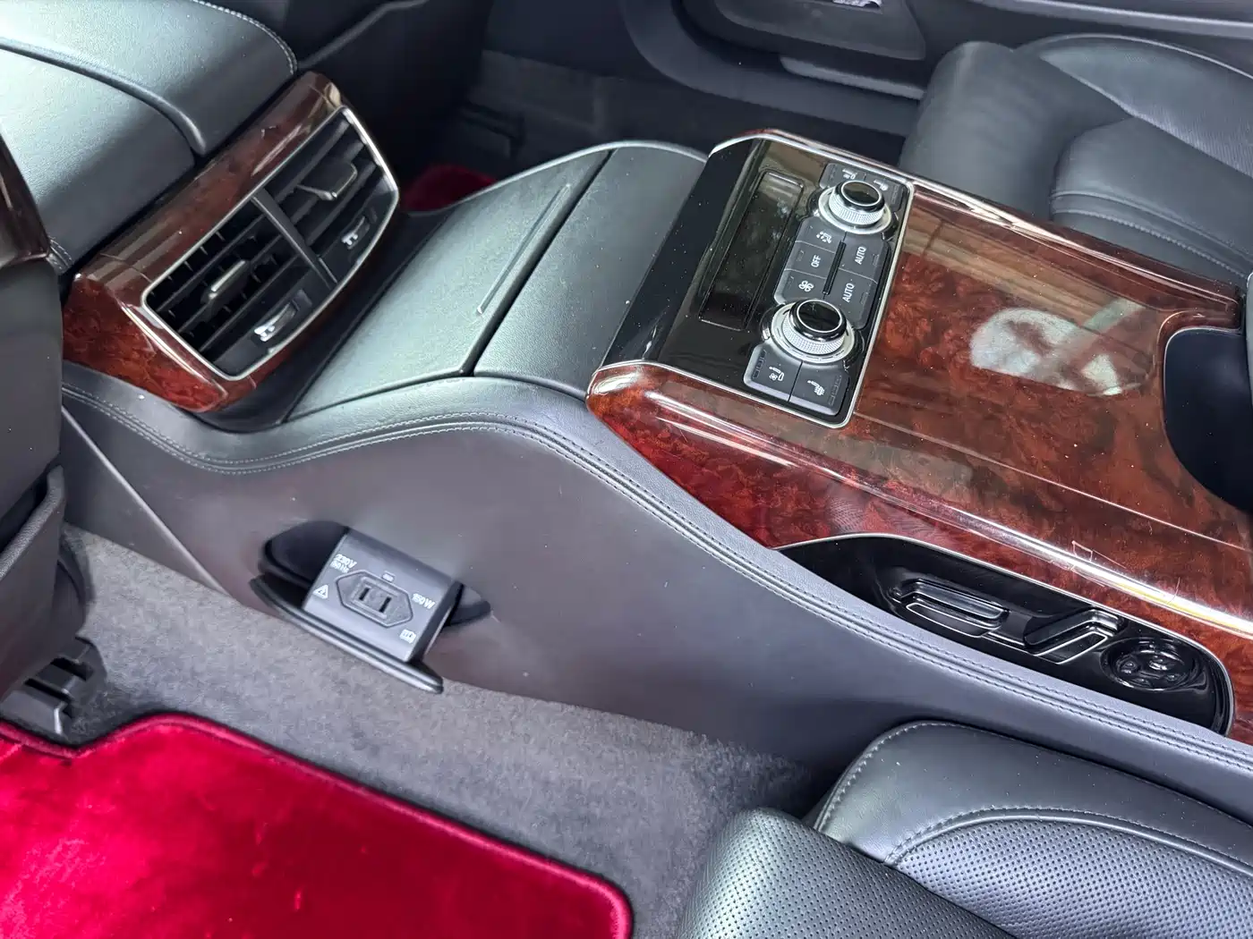 Audi A8 2011 A8L 3.0 TFSI quattro Luxury (213kW) фото 32