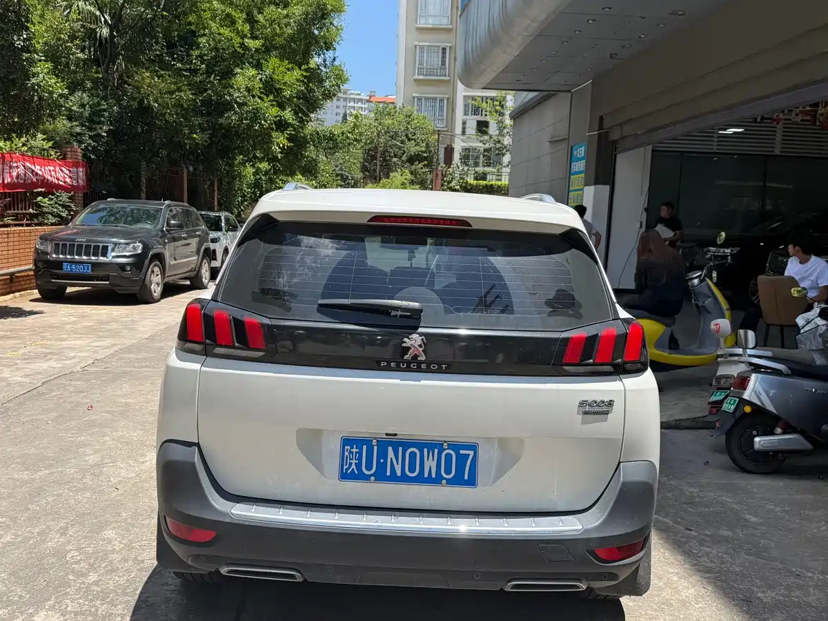 Фото 9 - Peugeot 5008