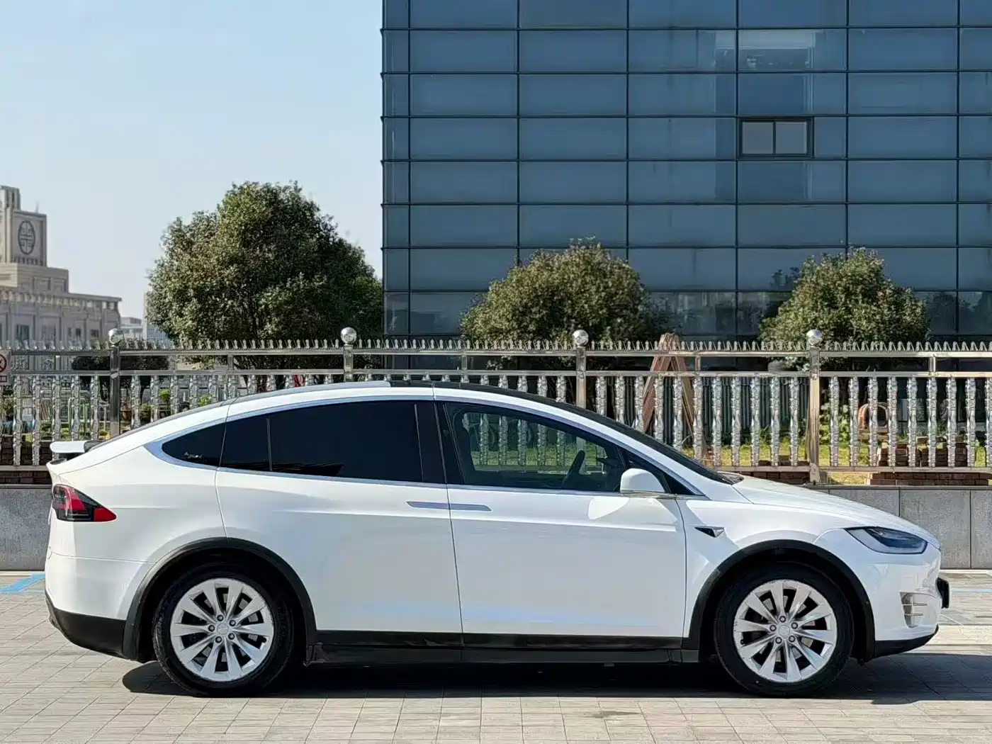 TESLA MODEL X