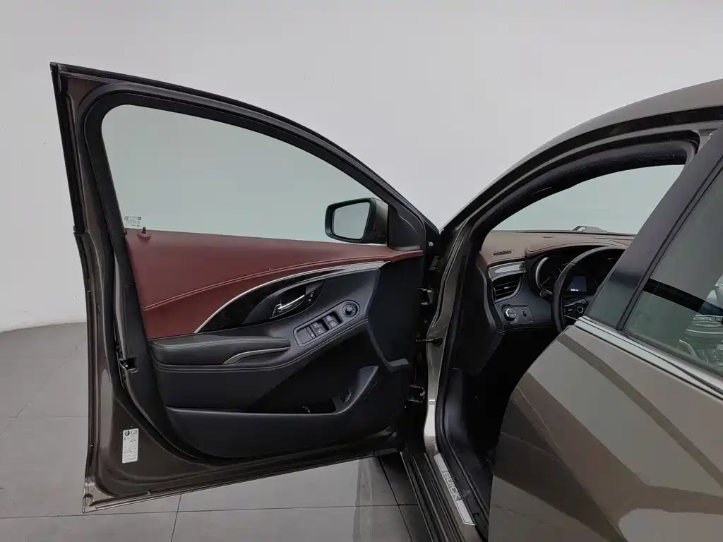 Photo 8 - Buick LaCrosse