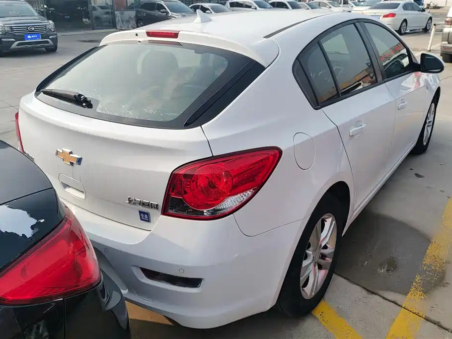 Chevrolet Cruze 2015 Hatchback 1.6L Manual Comfort фото 3