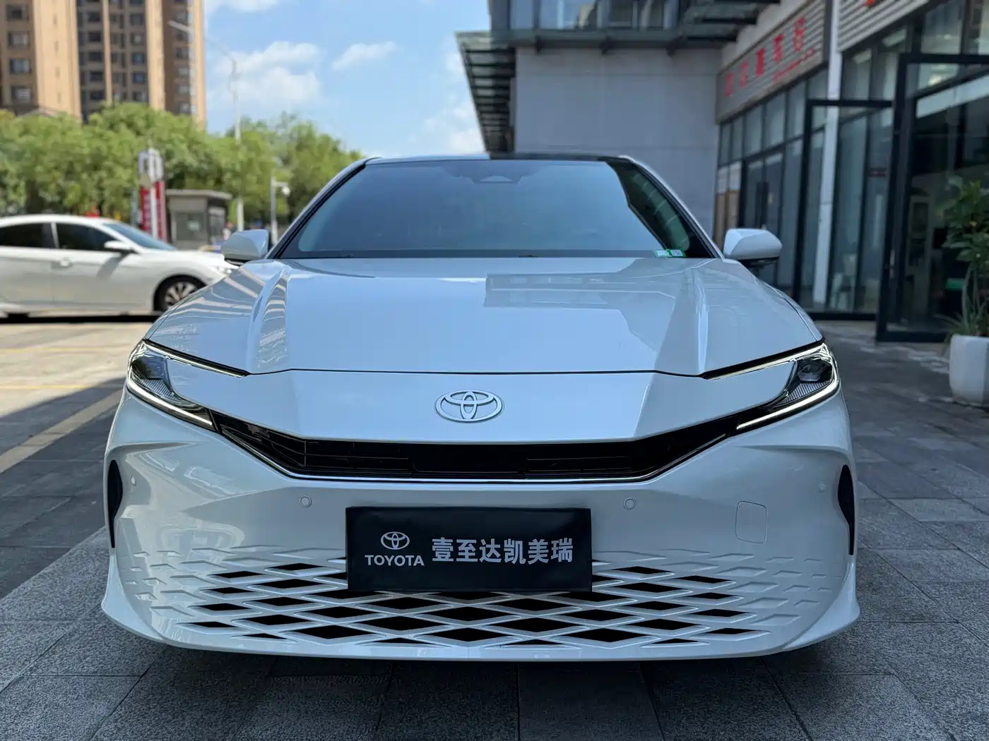 Toyota Camry 2024 Hybrid 2.5HG Premium Edition фото 2