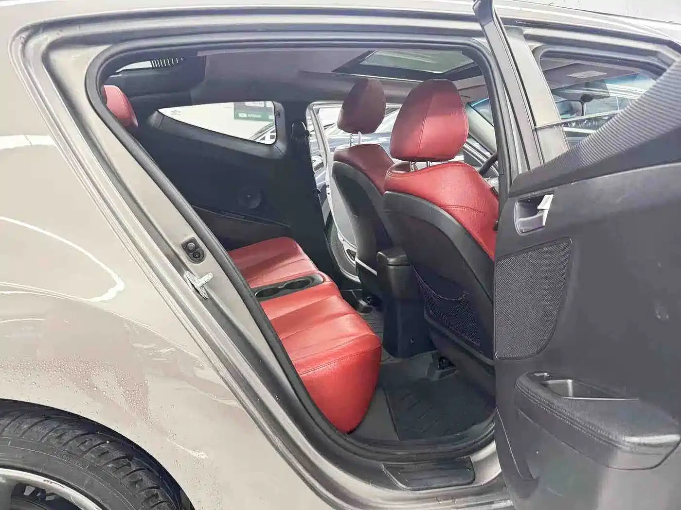 Hyundai Veloster 2015 1.6T Automatic Luxury Edition фото 8