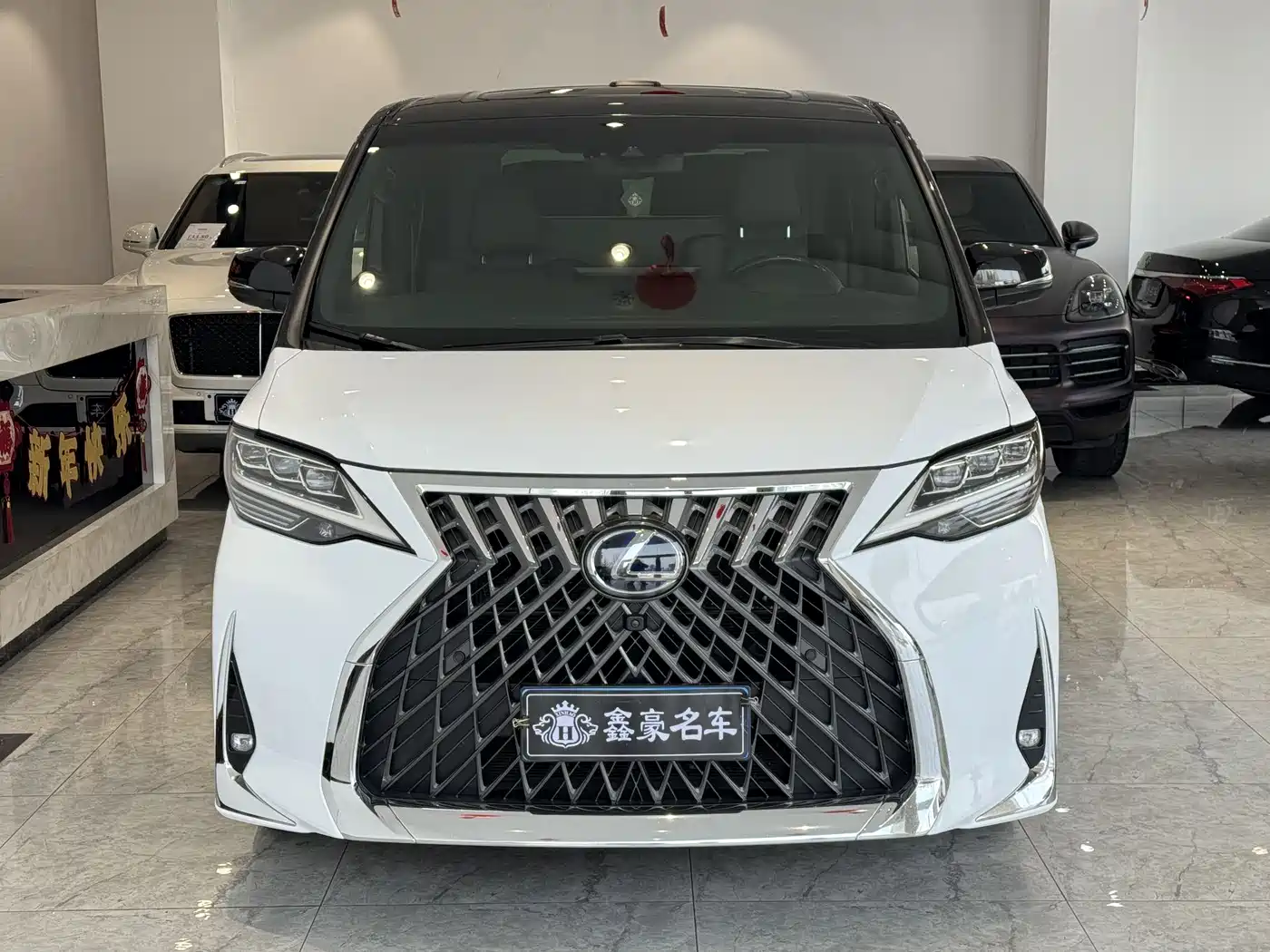 Lexus LM 2020 300h 4-Seat Imperial Edition фото 2
