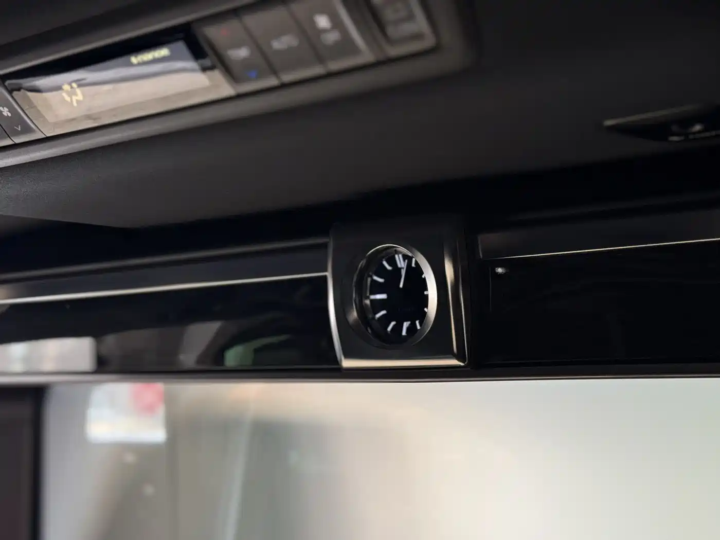Lexus LM 2020 300h 4-Seat Imperial Edition фото 13