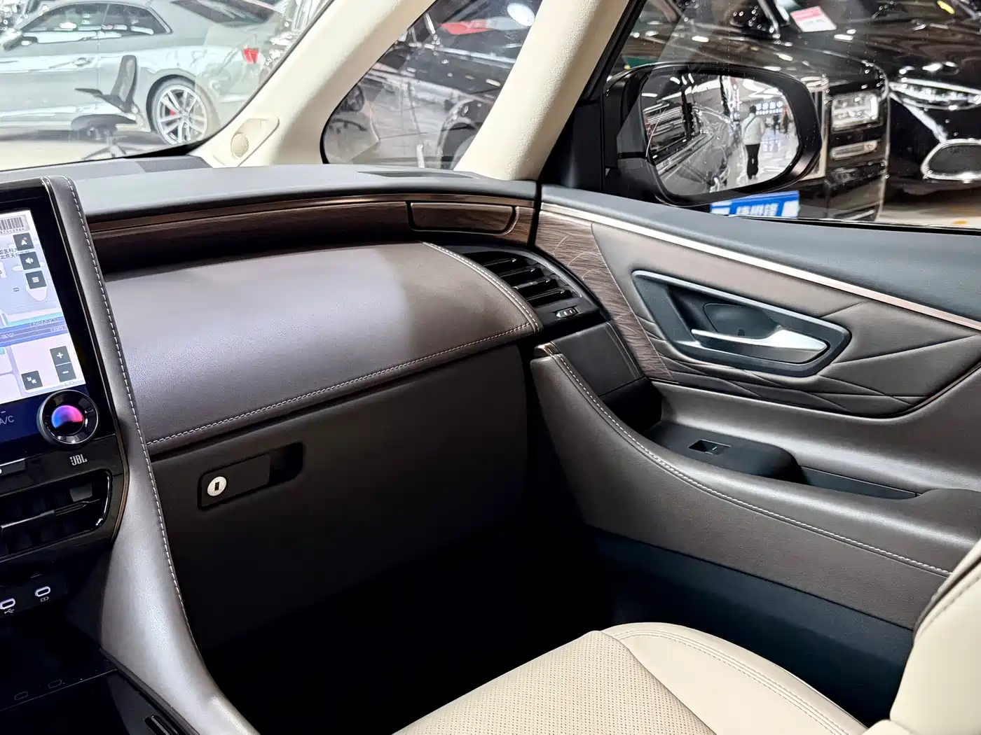 Toyota Alphard 2025 Hybrid 2.5L Prestige Gold Edition фото 20