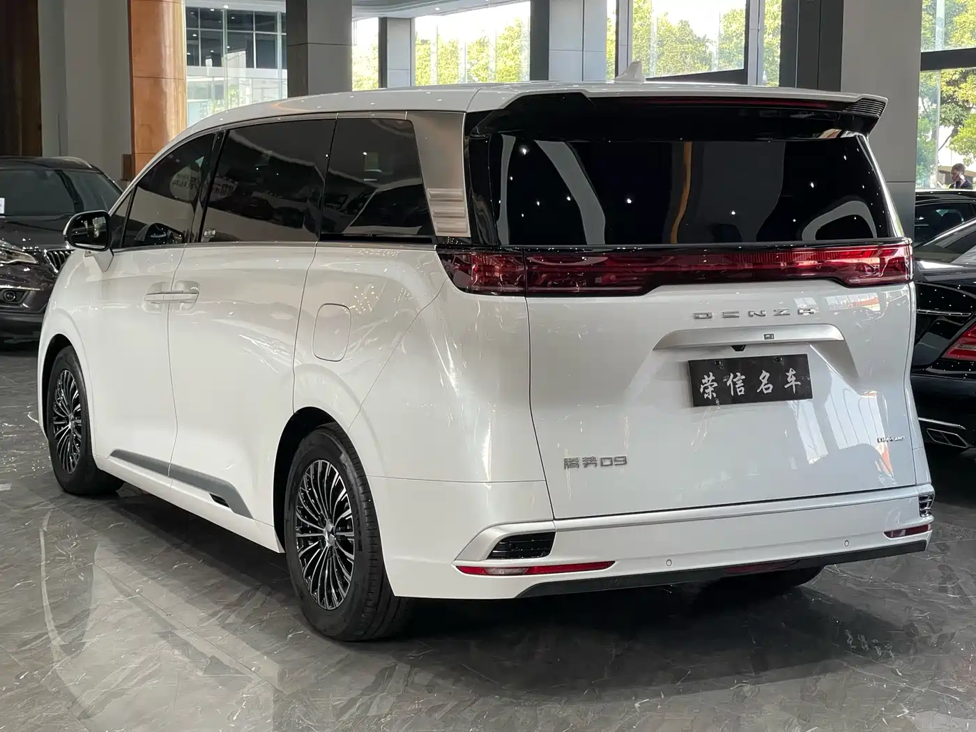 Denza D9 2024 DM-i 980 AWD Prestige фото 5