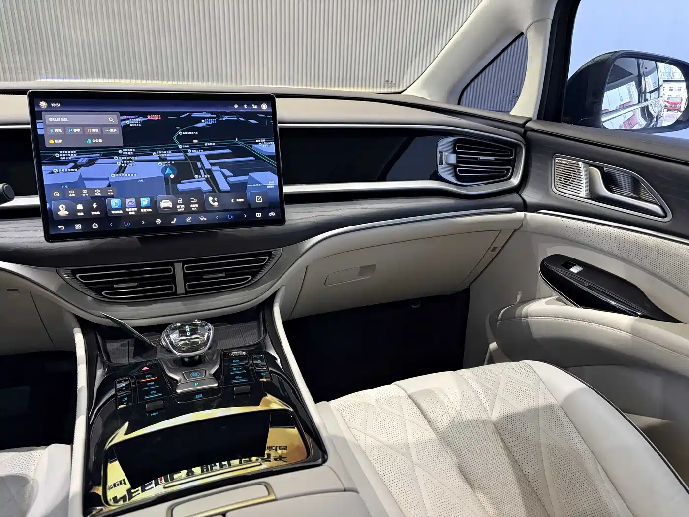 Denza D9 2024 DM-i 980 AWD Flagship фото 11