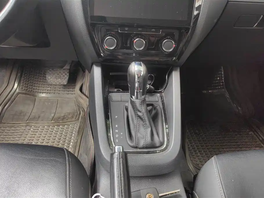 Volkswagen Sagitar 2015 1.6L Automatic Comfort фото 16