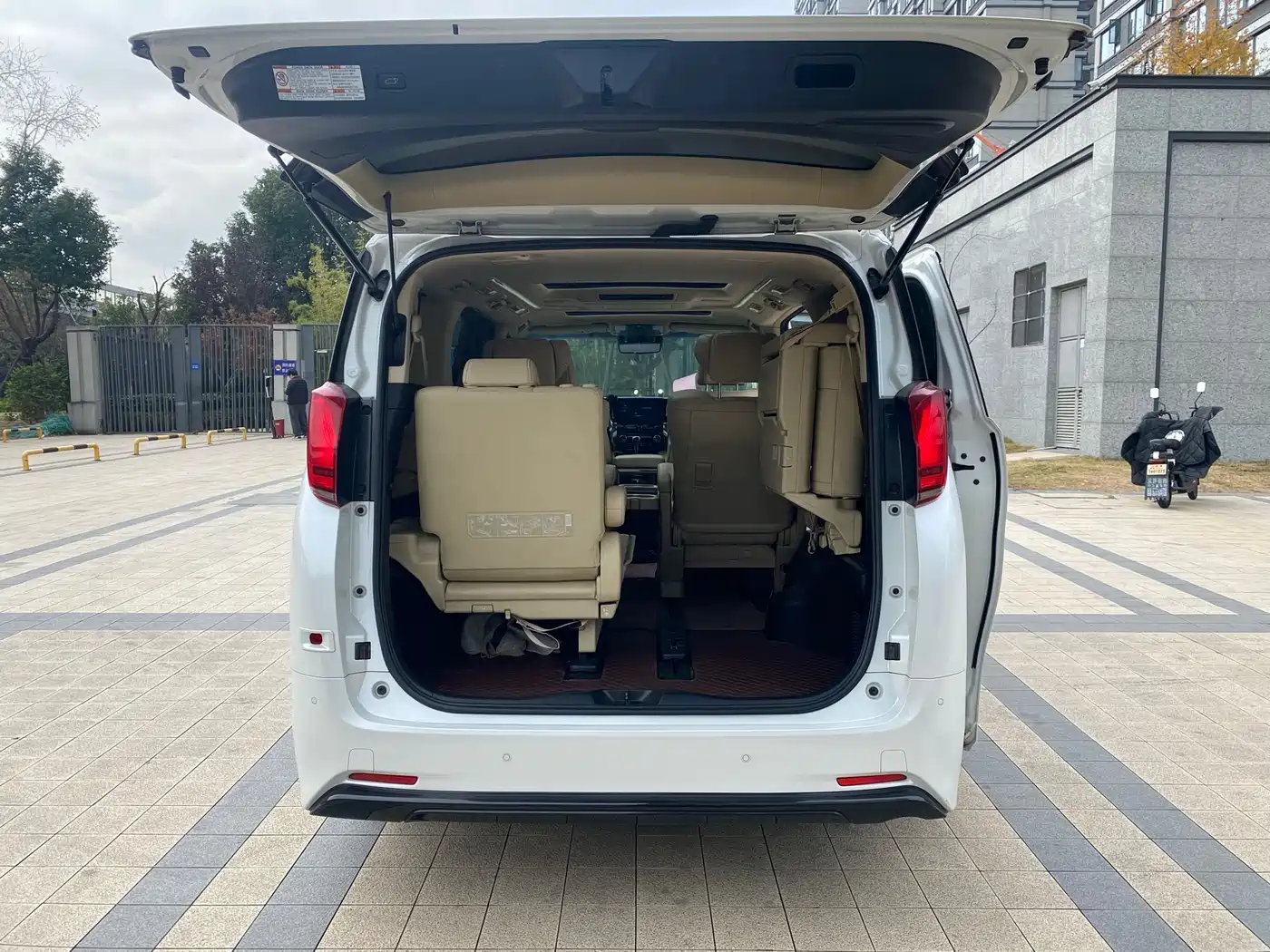 Toyota Alphard 2021 Hybrid 2.5L Luxury фото 8