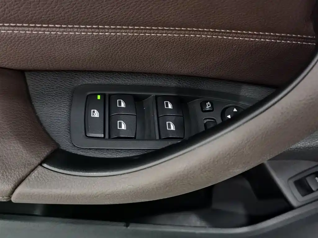 BMW X1 2019 sDrive18Li Premium Model фото 9