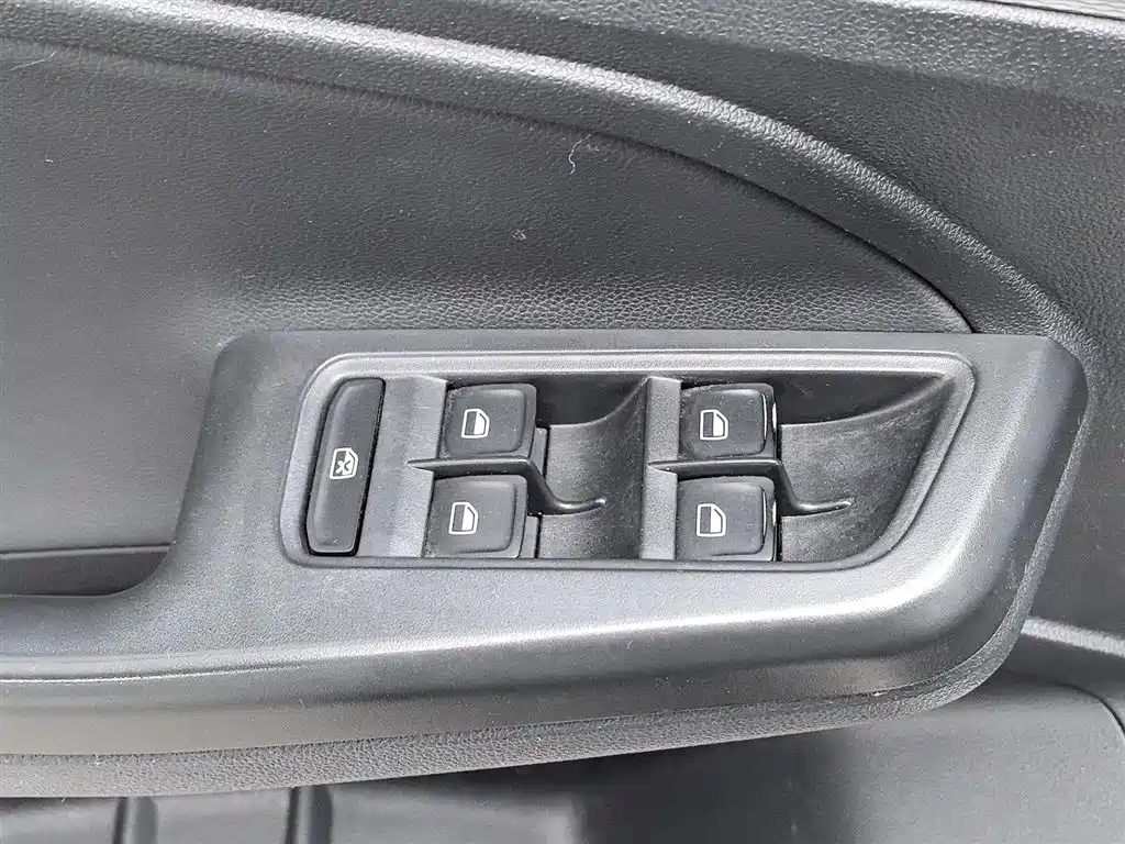 Volkswagen Lavida Tour 2015 1.6L Automatic Comfort Edition фото 9
