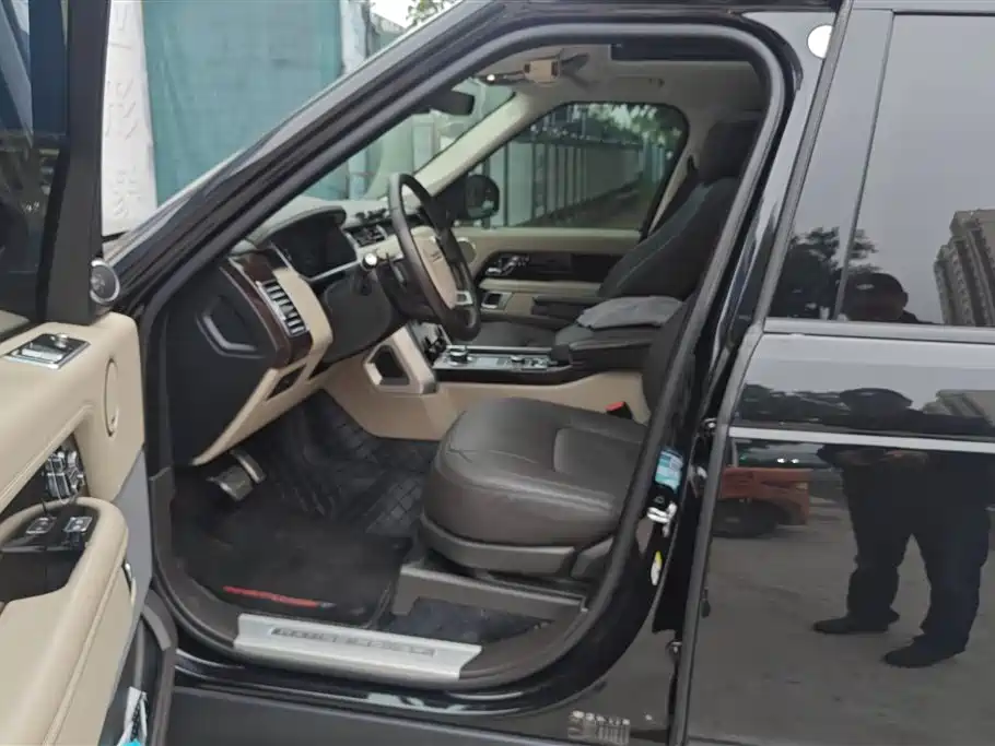 Land Rover Range Rover 2021 3.0 L6 Heritage Extended Classic Edition фото 9