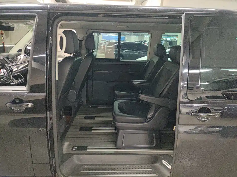 Volkswagen Multivan 2019 2.0TSI 4WD Premium 7-seater фото 4