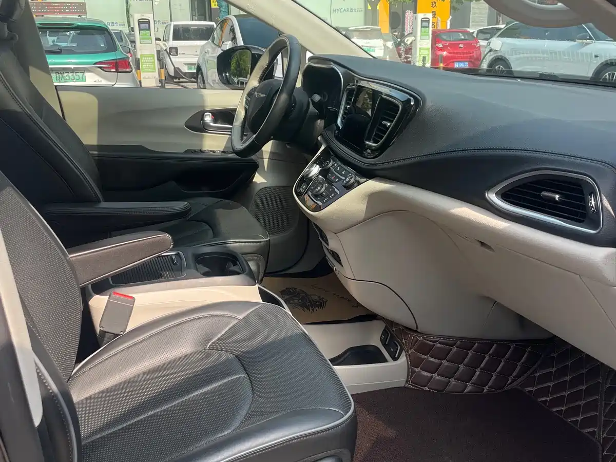Chrysler Grand Voyager (Import) 2017 3.6L Premium Edition фото 4