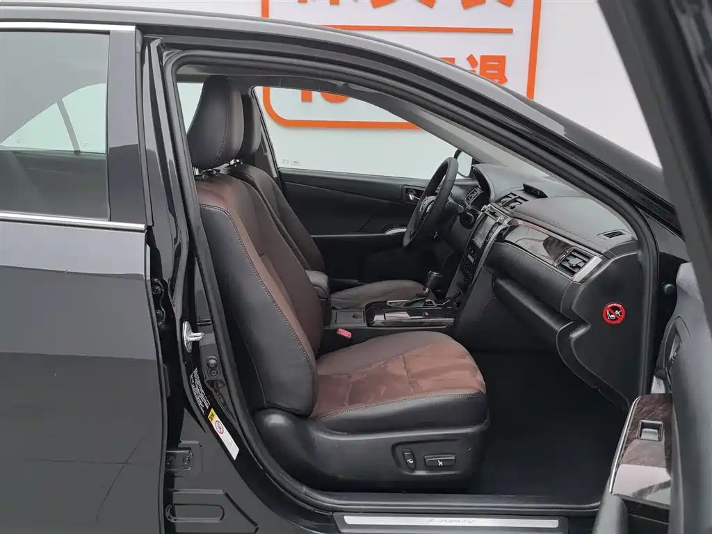 Toyota Camry 2016 2.5G 10th Anniversary Luxury Navigation Edition фото 23