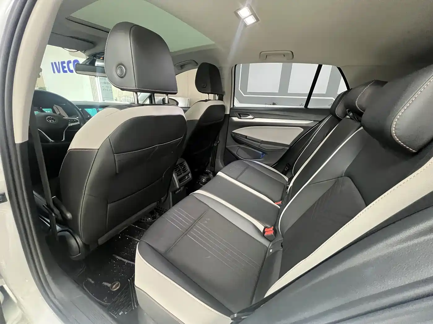 Volkswagen Golf 2021 280TSI DSG 30th Anniversary Edition фото 8