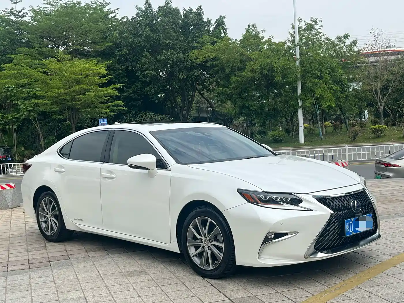 Lexus ES 2015 300h Comfort Edition фото 3