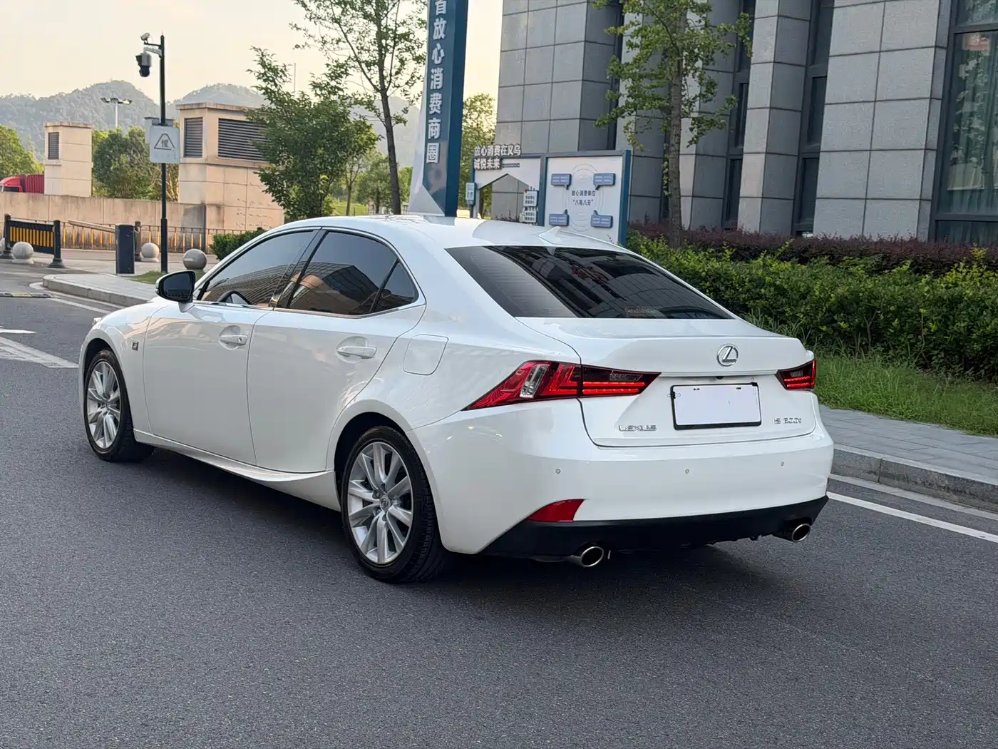 Photo 7 - Lexus IS