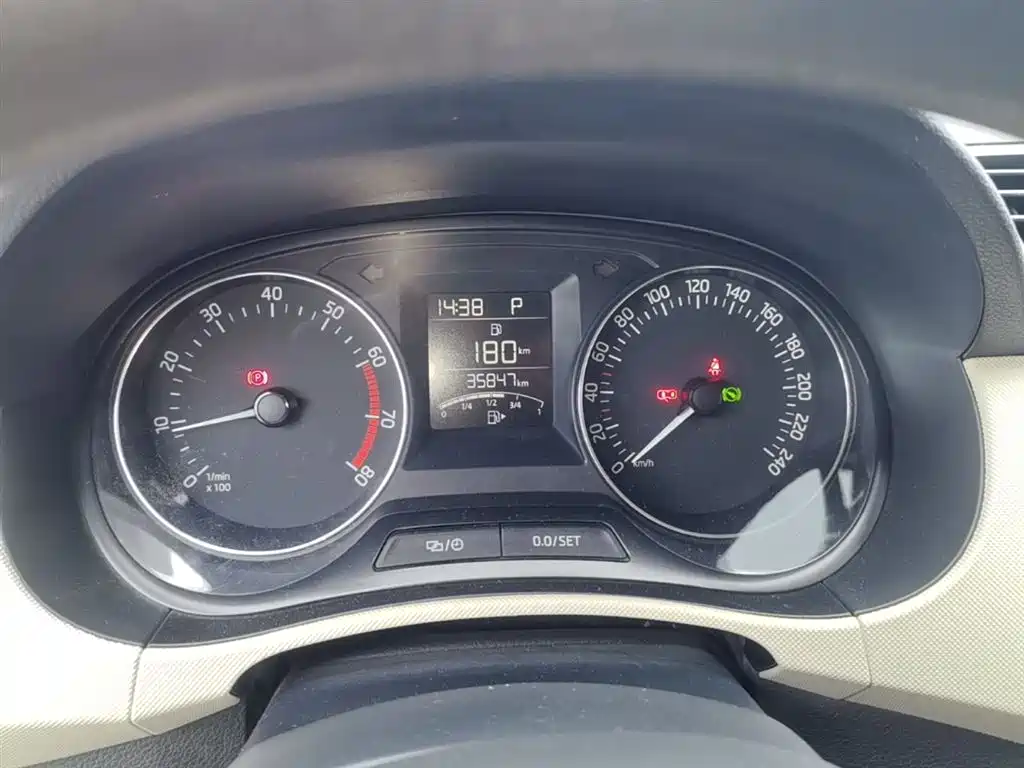 Škoda Fabia 2015 1.4L Automatic Pioneer Edition фото 12