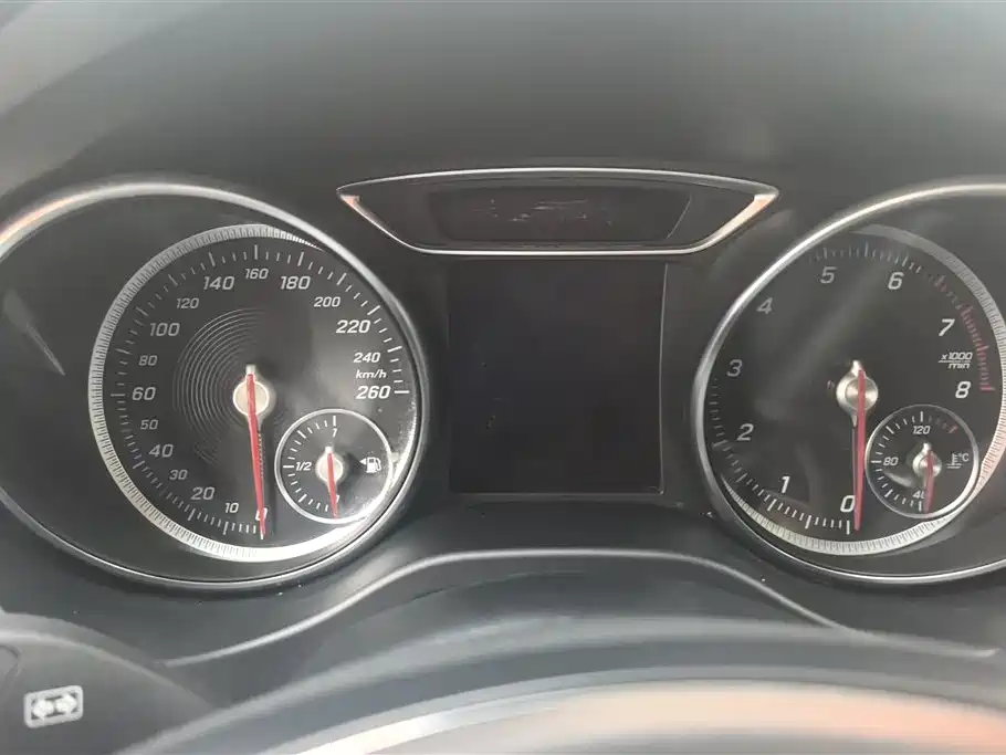Mercedes-Benz GLA 2018 GLA 200 Dynamic фото 14