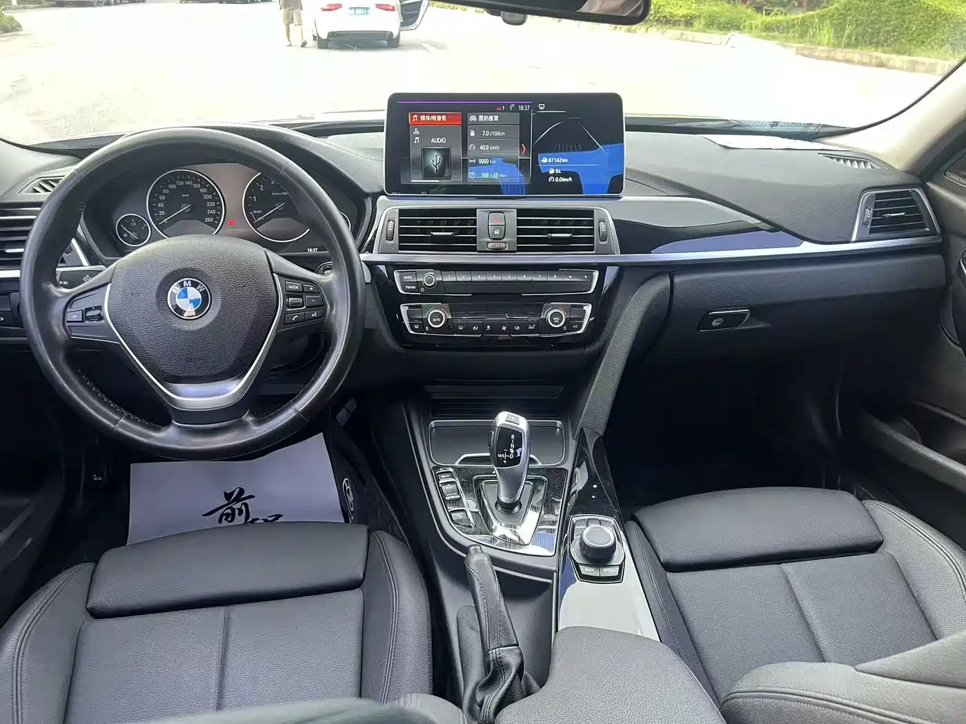 BMW 3 Series 2018 318Li фото 10