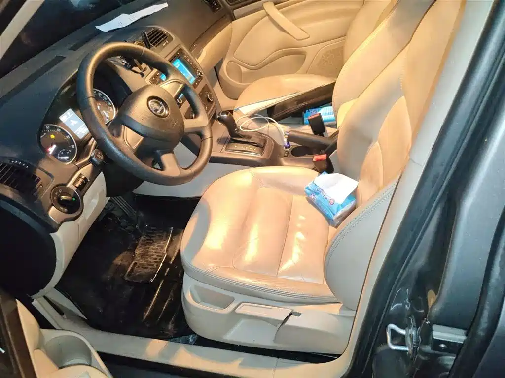 Škoda Octavia 2015 Classic 1.6L Automatic Elite Edition фото 8