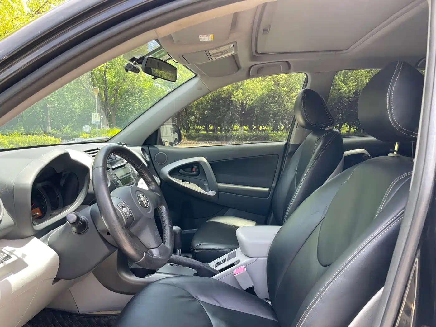Toyota RAV4 Rongfang 2011 2.0L Automatic Luxury Edition фото 8