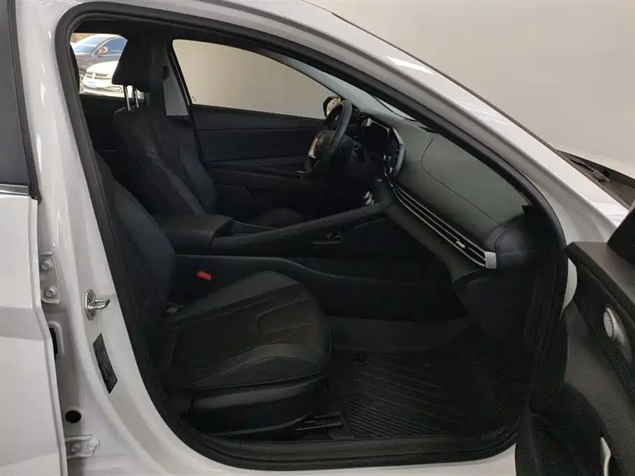 Hyundai Elantra 2023 1.5L CVT GLX Elite Edition фото 8