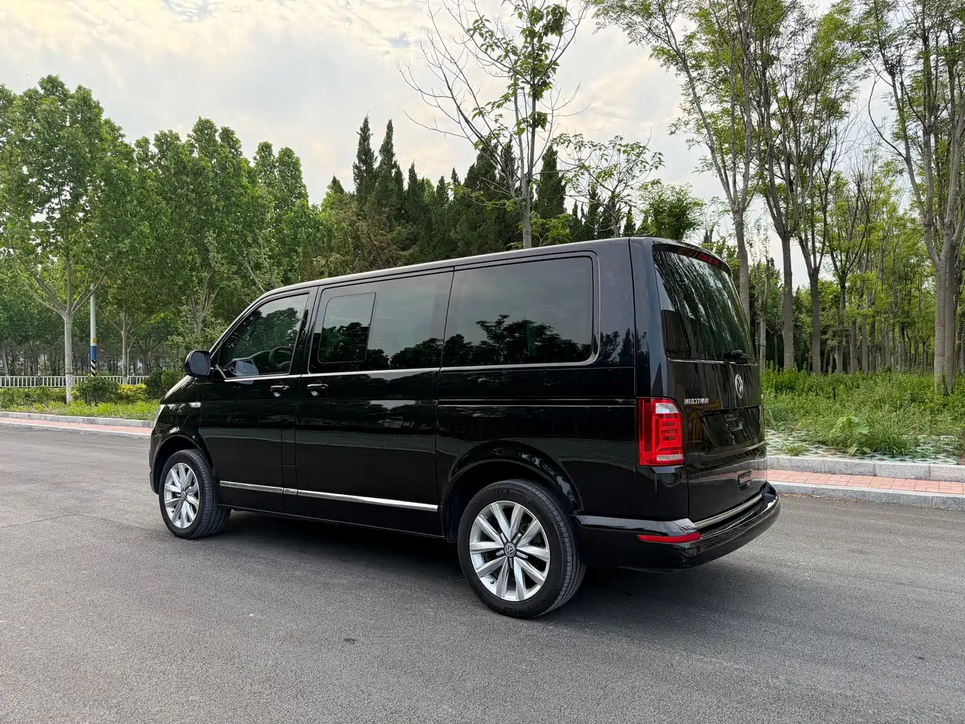 Volkswagen Multivan 2018 2.0TSI 2WD Luxury Edition 7-Seater фото 5