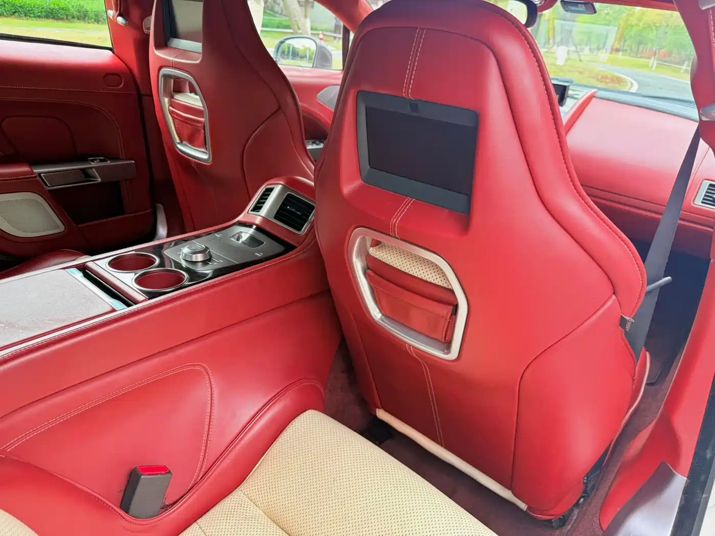 Aston Martin Rapide 2010 6.0L фото 14