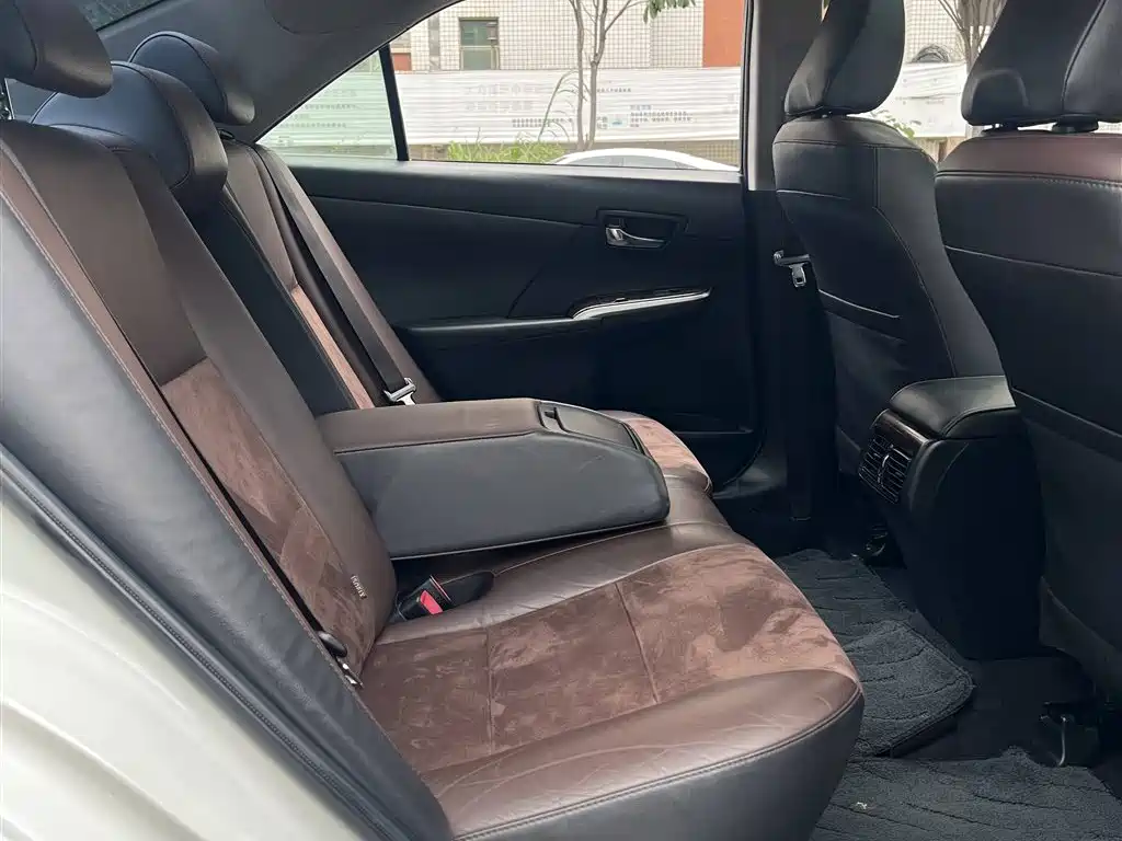 Toyota Camry 2016 2.5G 10th Anniversary Luxury Navigation Edition фото 10