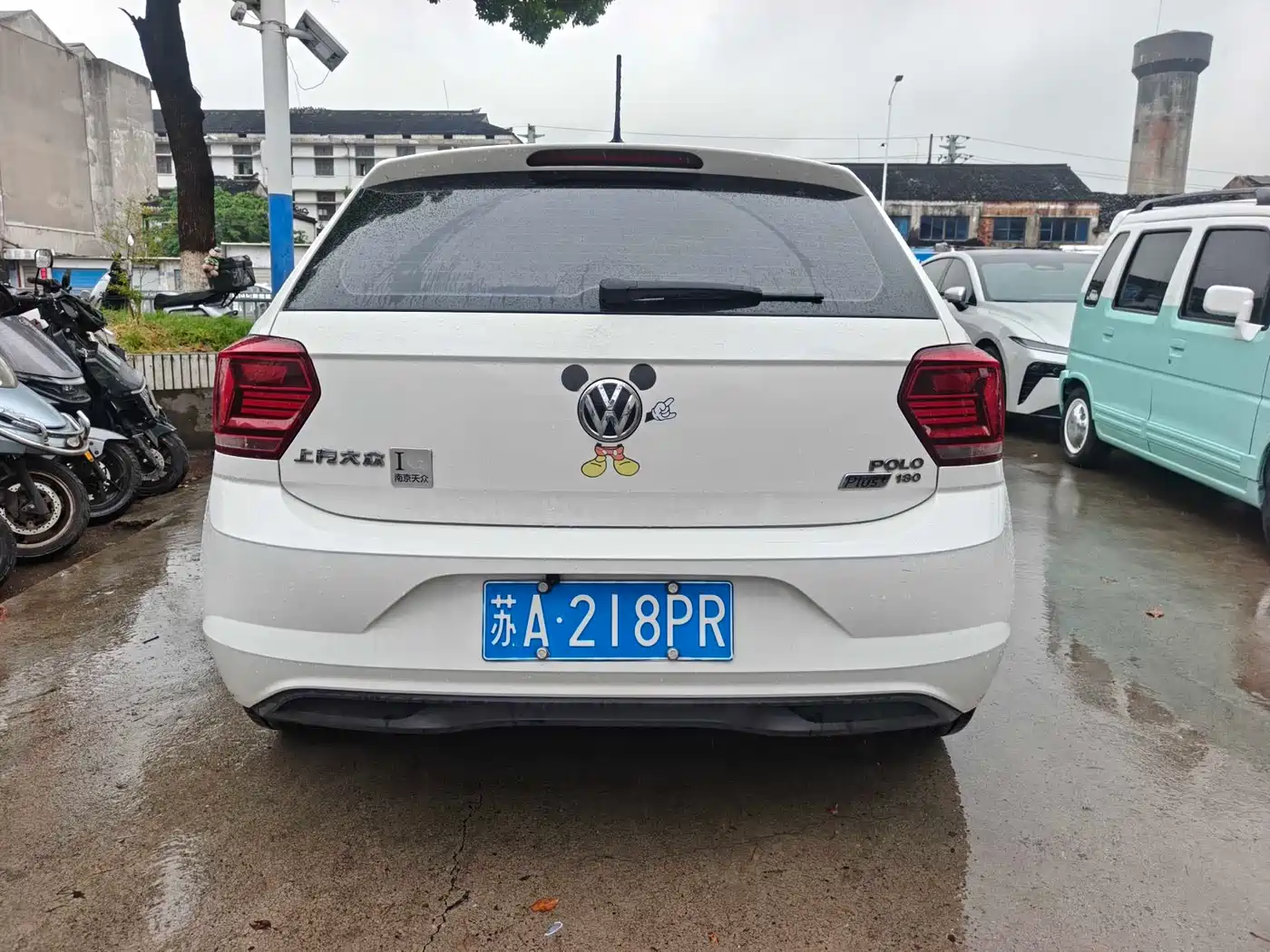 VOLKSWAGEN POLO