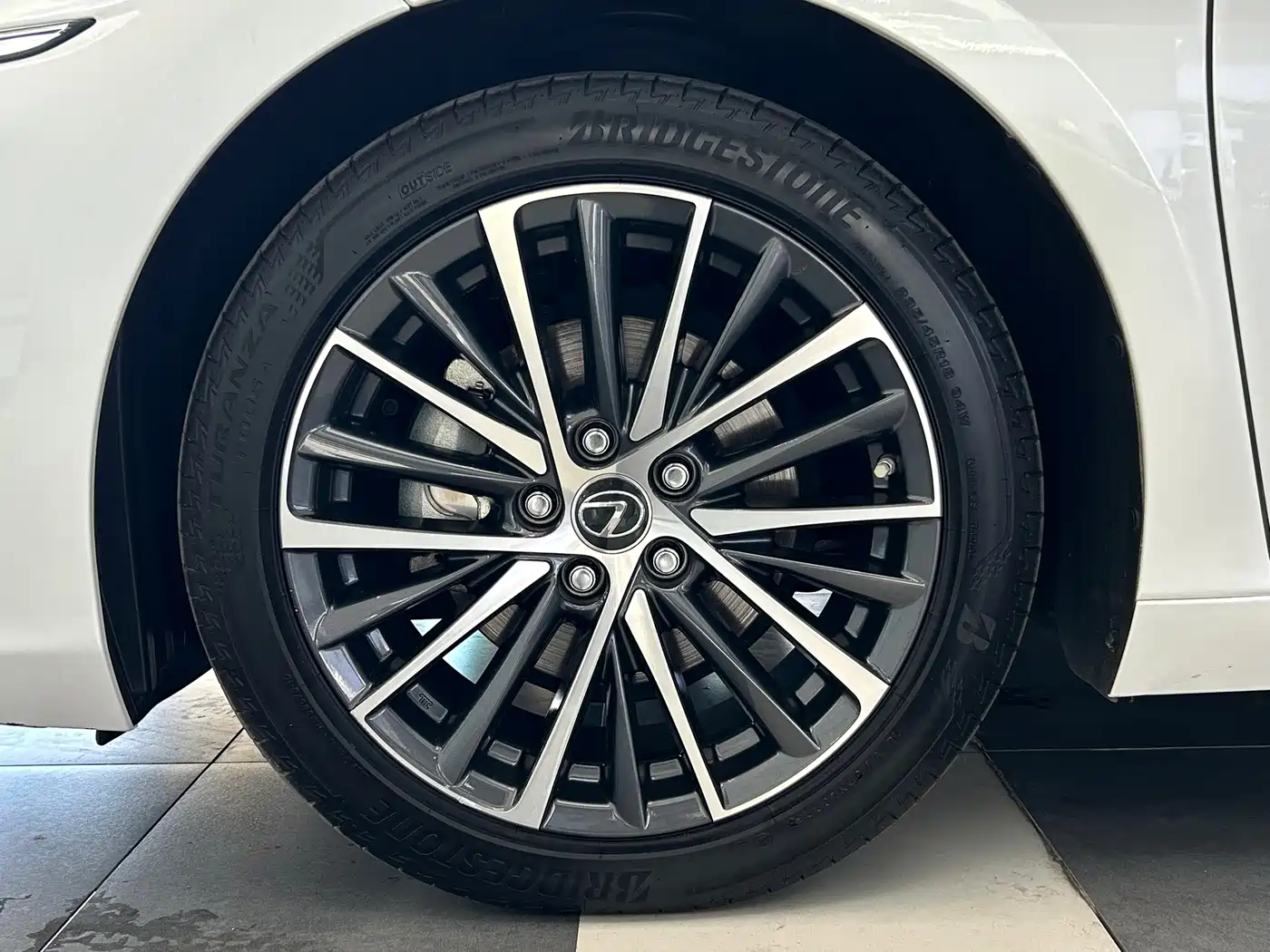 Фото 23 - Lexus ES