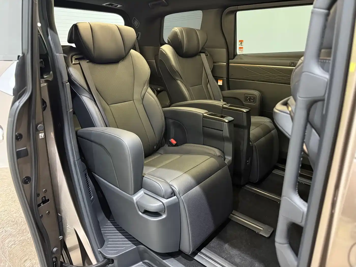 Toyota Alphard 2025 Hybrid 2.5L Prestige Gold Edition фото 5