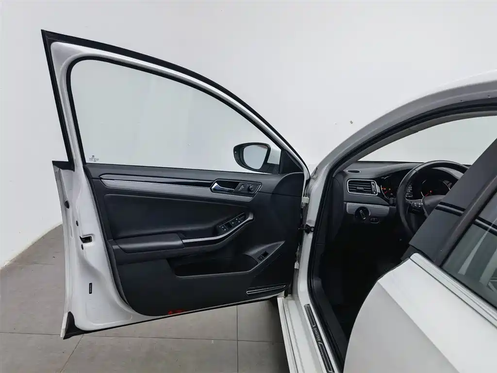 Volkswagen Sagitar 2018 280TSI DSG Spark Edition фото 8