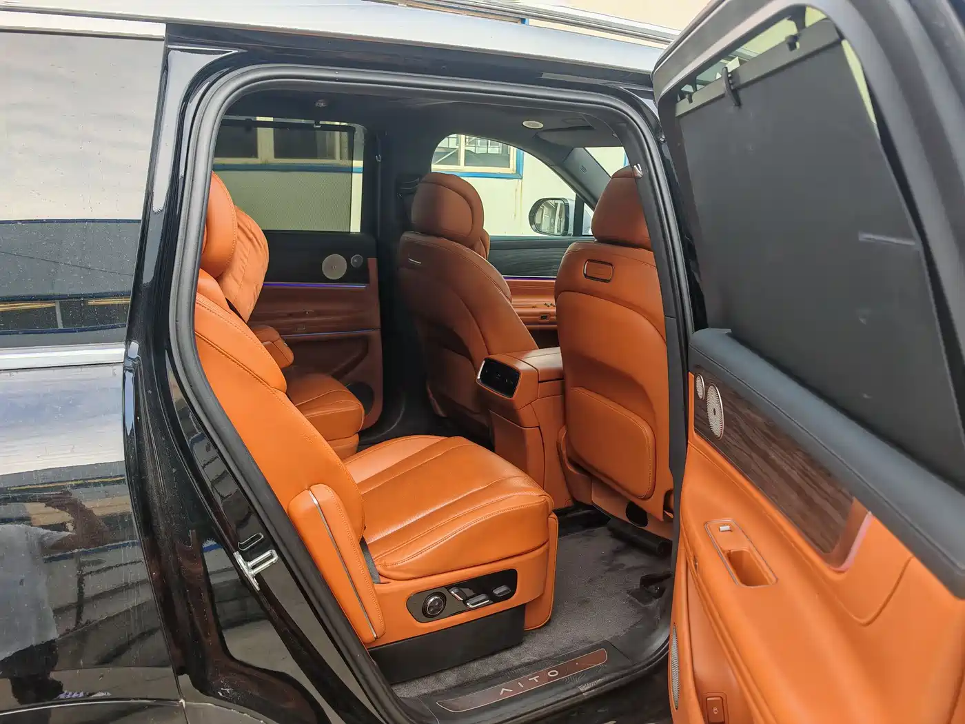 AITO Wenjie AITO M9 2024 Extended Range Ultra 42kWh 6-Seater фото 17
