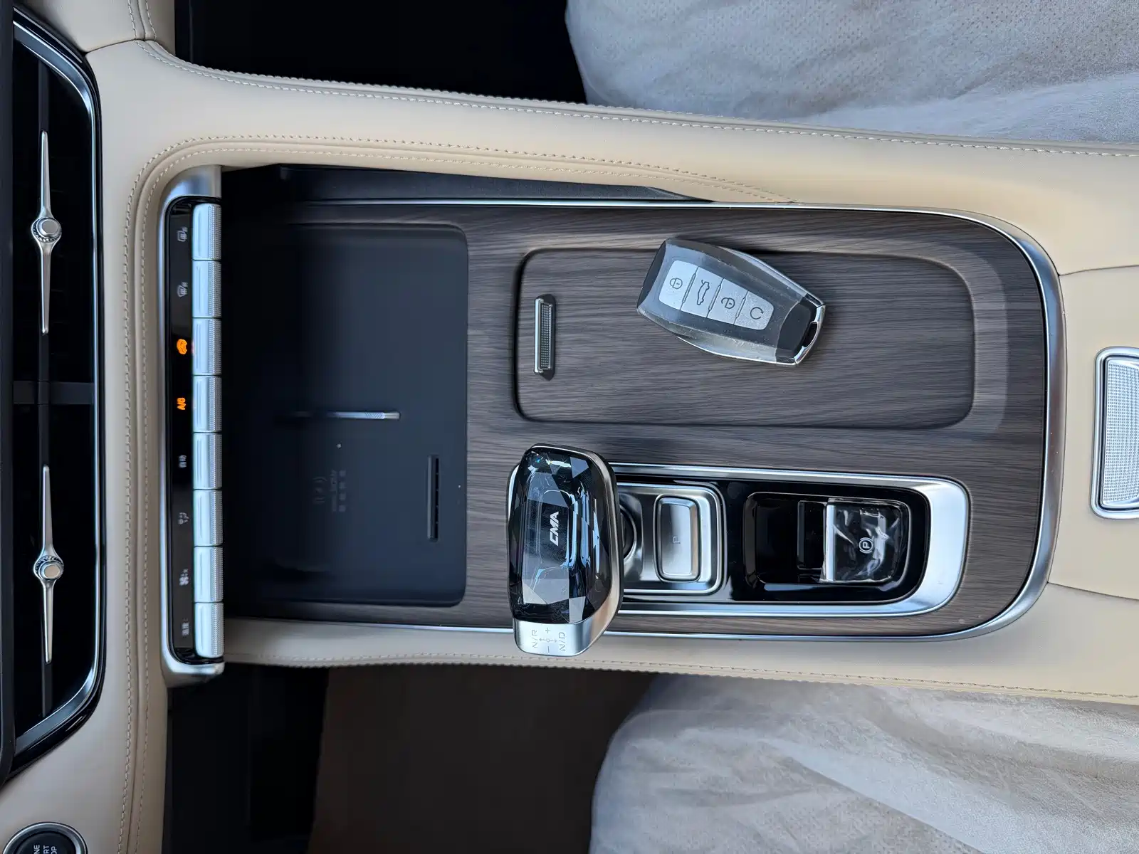 Фото 20 - Geely Monjaro