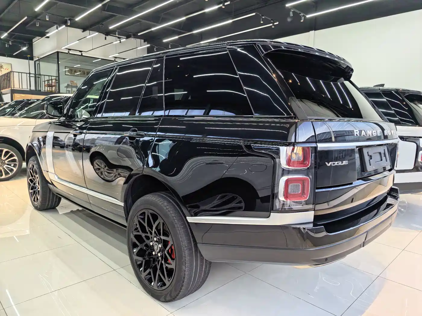 Land Rover Range Rover 2020 3.0 L6 Heritage Edition фото 2