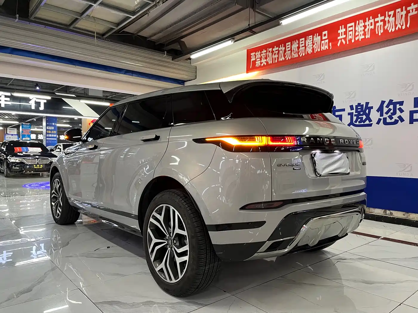 Land Rover Range Rover Evoque 2022 Range Rover Evoque L 249PS R-Dynamic Luxury Edition фото 3