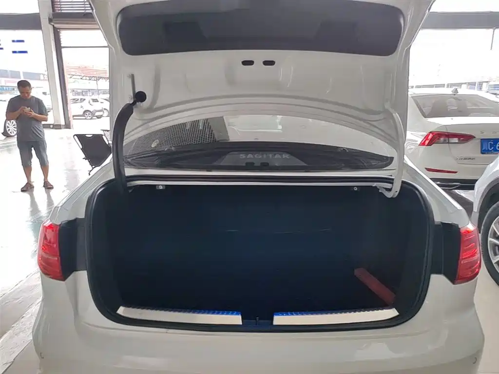 Volkswagen Sagitar 2017 230TSI Automatic Comfort фото 19