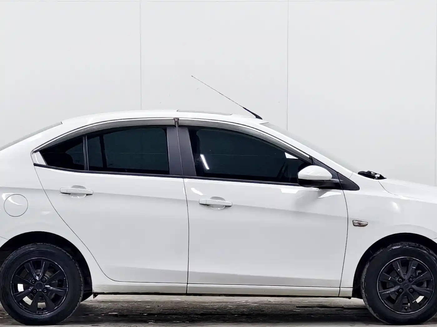 Chevrolet Sail 2015 Sail 3 1.5L AMT Happiness Sunroof Edition фото 8