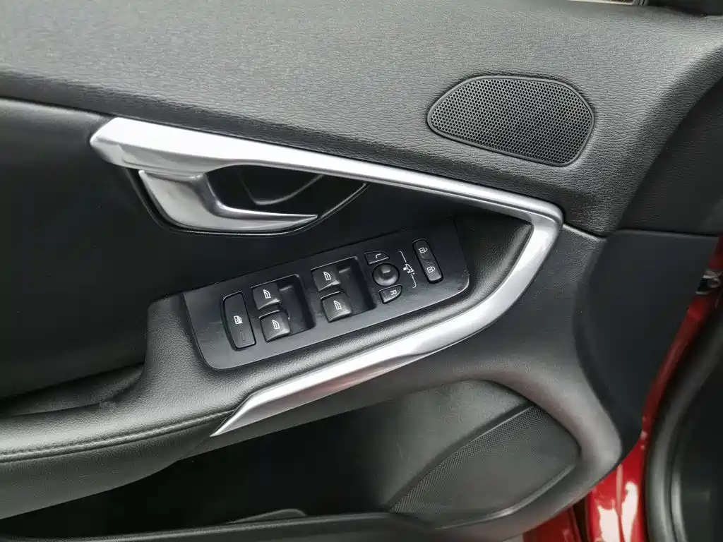 Фото 9 - Volvo V40