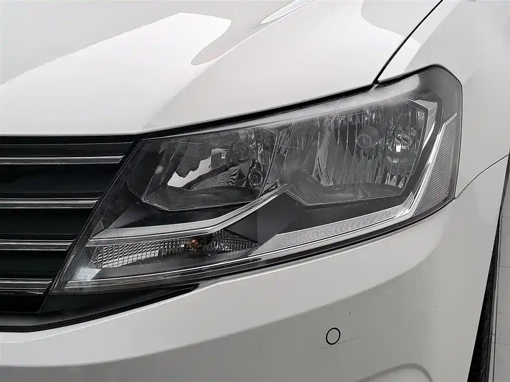 Volkswagen Lavida Tour 2015 1.6L Automatic Comfort Edition фото 7
