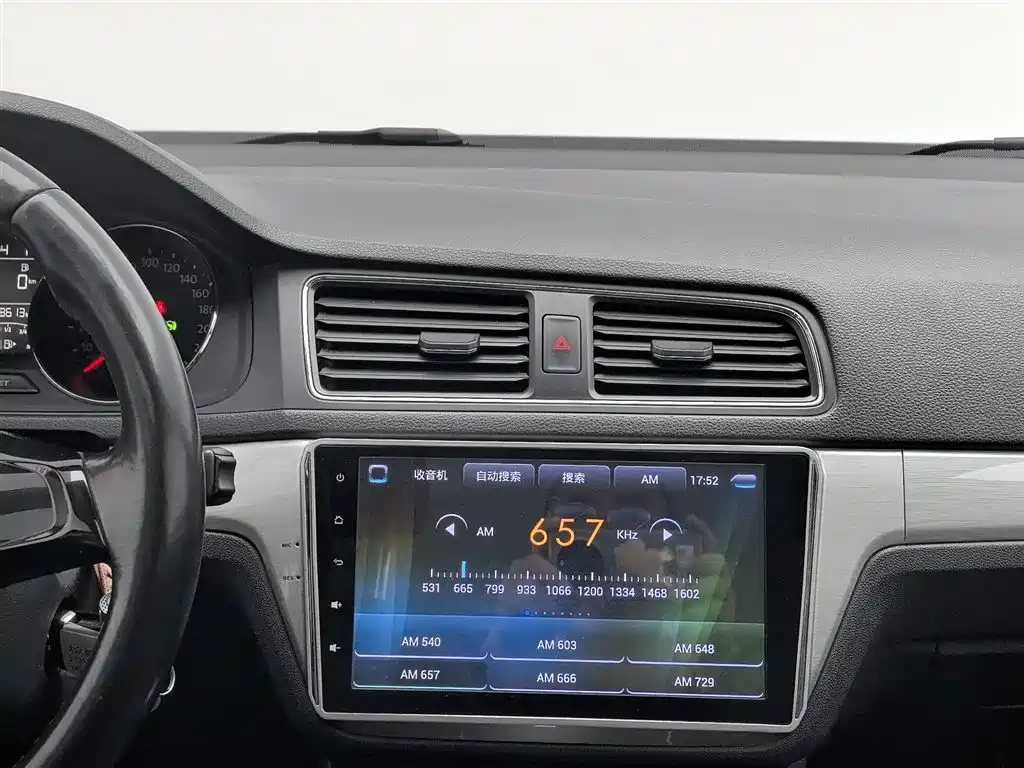 Volkswagen Lavida Tour 2015 1.6L Automatic Comfort Edition фото 12